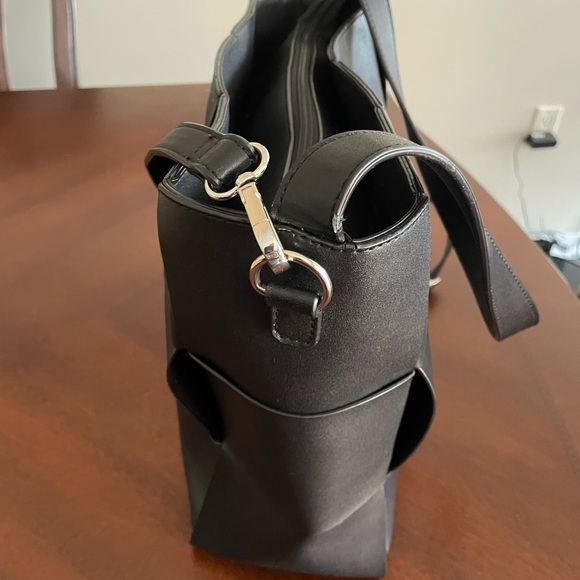 Expression NYC women’s black large wowen pattern Foux leather shoulder bag. - Picture 5 of 6